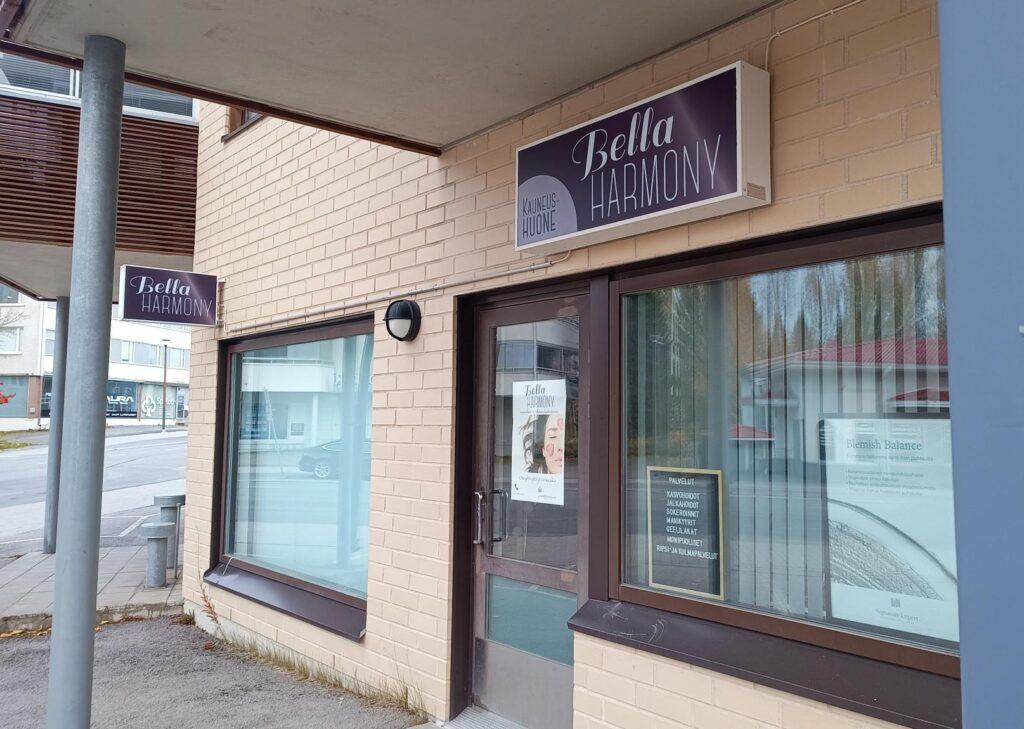Kaksi valomainosta Kauneushoitola Bella Harmonylla.