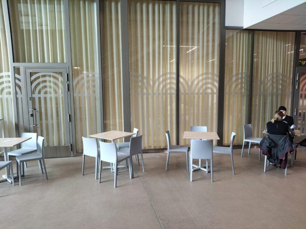 Juveneksen Ravintola Rata ikkuna- ja oviteippauksineen.