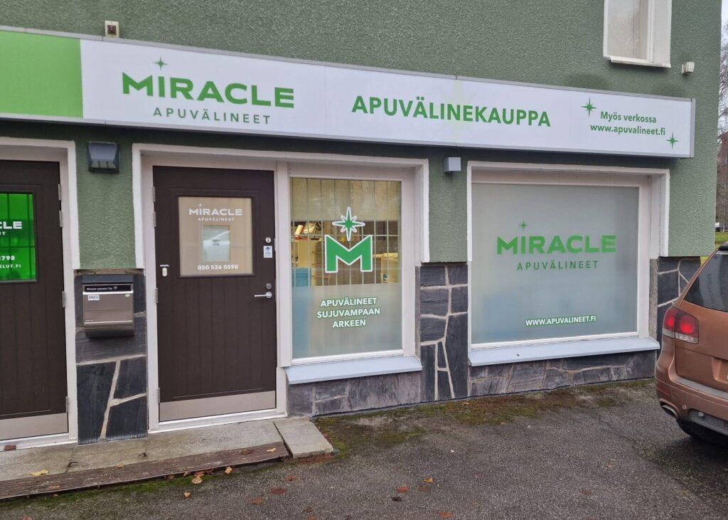 Miracle-apuvälinekauppa yhdenmukaistettiin aiemman Miracle Palvelut -brändin kanssa. Toteutimme ikkuna- ja oviteippaukset sekä valomainoksen kaupan ylle, aina suunnittelusta asennukseen.
